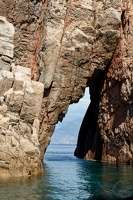 Trou dans la falaise